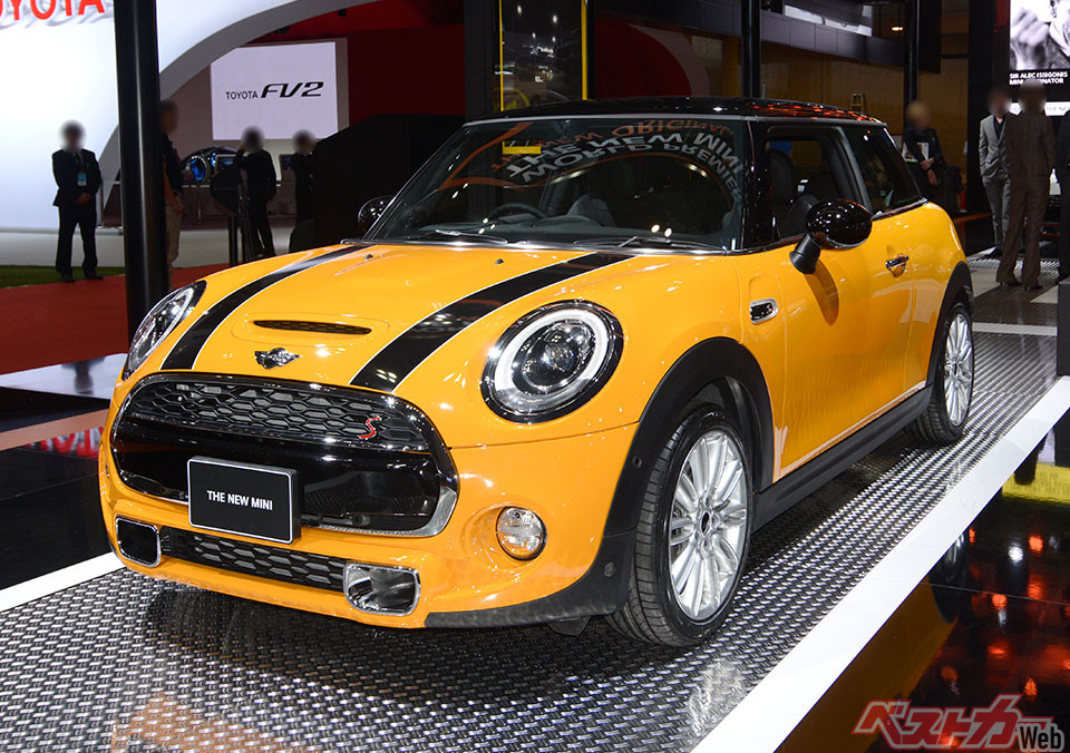 3代目MINIクーパー…3気筒1.5L直噴ターボを搭載した3代目は136ps/22.4kgmとかなりのハイパワーだ。全長は98mm大きくなり、3821mmとなり、全幅は1727mmと3ナンバーになった。クーパーSは4気筒2Lターボとなり、192ps/28.5kgmとさらにハイスペック