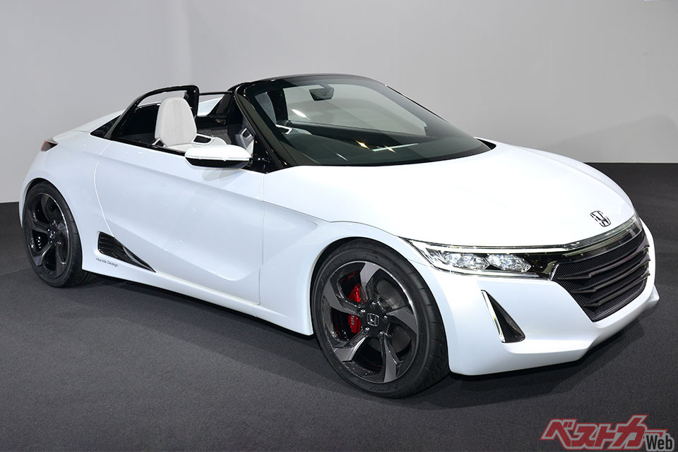ホンダ S660コンセプト…ビート後継モデルとされるS660コンセプト。待望のミドシップのオープンモデルでエンジンは3気筒ターボと予想される。徳さんの期待も大きいが、何より「どれくらい軽くできるかが大事だ」と語る