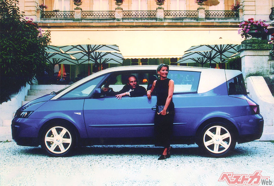 ルノー・アヴァンタイム…「2ドアミニバン」という特異なコンセプトを持ち、2002年11月日本に導入された。全長×全幅×全高は4680×1835×1630mmと当時としてはかなり大きかった。ドアは1.4mもあり、乗降性は決してよくなかった。FFでV6、2.9Lを搭載し、価格は500万円。この大きさで5人乗りは日本人には贅沢すぎた