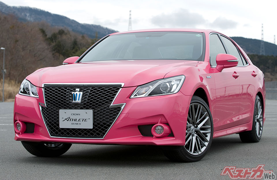 ピンクのクラウン…650台を受注し、12月からデリバリーが始まった新色「モモタロウ」の購入者層は30代、40代が約4割を占め、女性の購入者は約35%だという。街で見かけた時にどんな印象を与えるのか? 楽しみではある