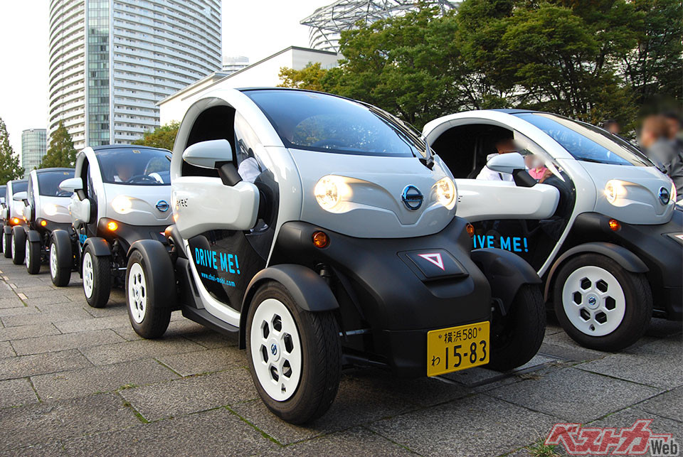 写真は2013年10月に「チョイモビ ヨコハマ」運用開始を記念して行われた出発式の様子