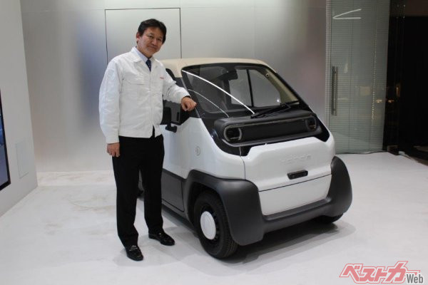 本田技術研究所知能化領域の安井裕司エグゼクティブチーフエンジニアとふたり乗り4輪電動モビリティの「Honda Ci-MEV」