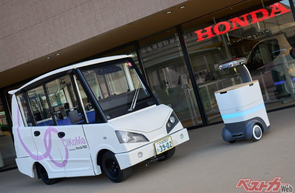 2050年の日産 GT-R、学生の卒業制作がフルサイズに…単なる自動