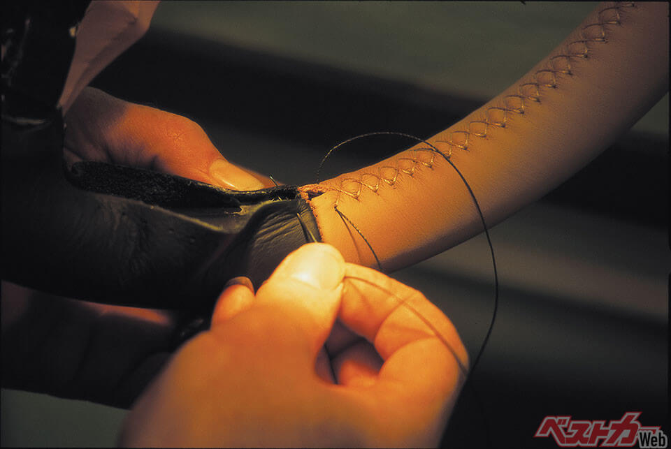 このステアリングを含め、ステッチを入れるのも手縫いだ。職人ワザが光る
