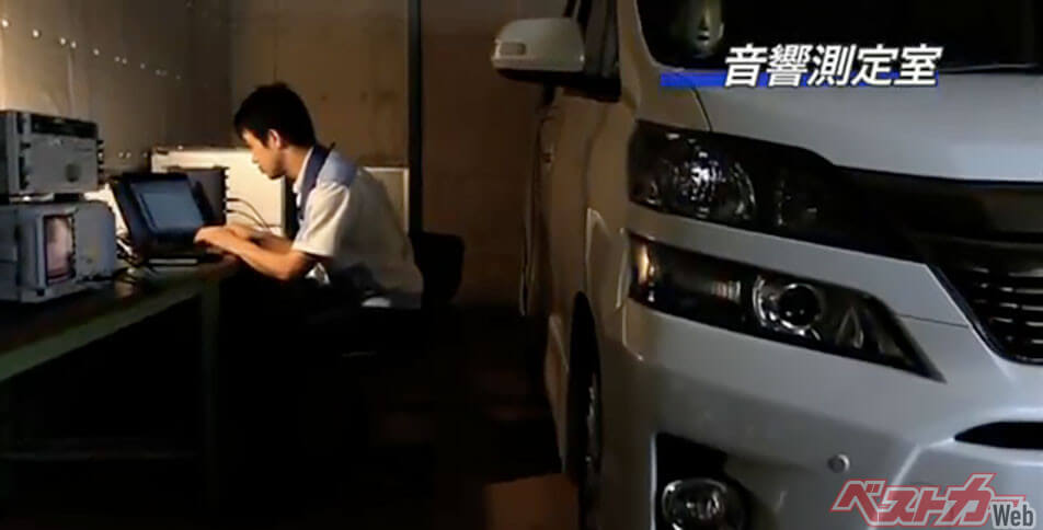 ヴェルファイアの隣で人の手により丁寧にチューニング