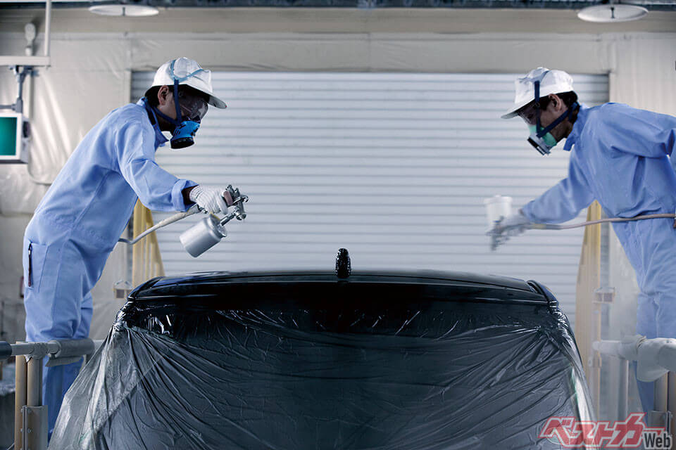 ホンダ N-ONE。2トーンボディカラーのオプションは7万8750円〜。基本的に2人ひと組で手塗り作業を行ない、ベテランと若手が組む場合が多いという