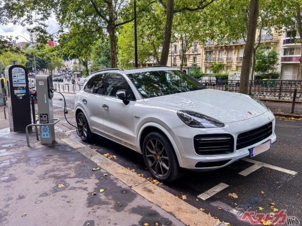 フランスパリ市内の路上に駐車している現行型ポルシェマカン。今後は駐車料金が3倍に!?（directphoto@AdobeStock）