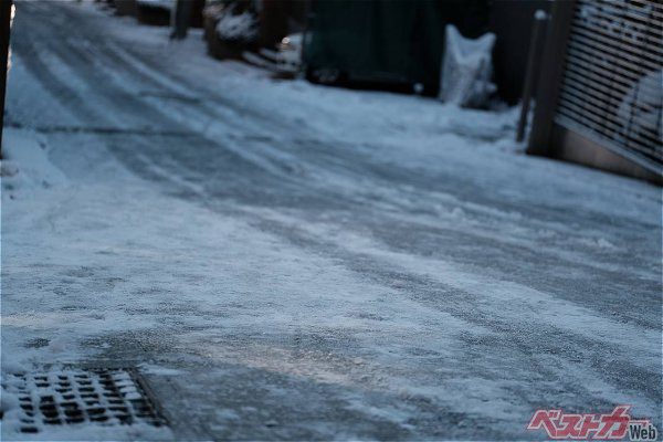 住宅街の日陰の道などは、溶けた雪が再凍結してアイスバーンになりやすい（Matty Tokyo@Adobestock）