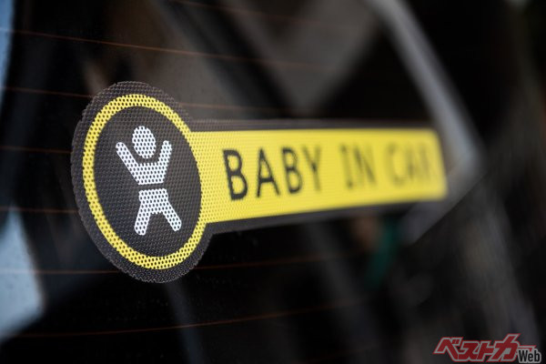 赤ちゃんが同乗していることを知らせる「BABY IN CAR」ステッカーも、よく見かけるステッカーだ（PHOTO：Adobe Stock_yupachingping）