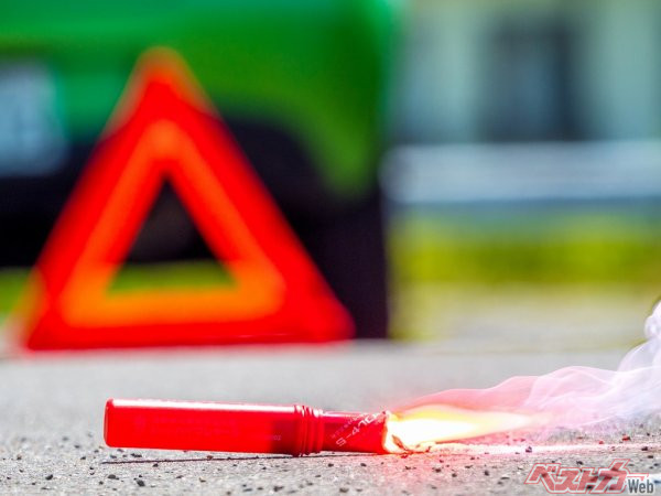 高速道路上において、事故や故障でやむを得ず停車する場合は、できるかぎり路肩によせてハザードランプを点灯させ、三角表示板や発煙筒で後続車に合図する（PHOTO：Adobe Stock_Kumi）