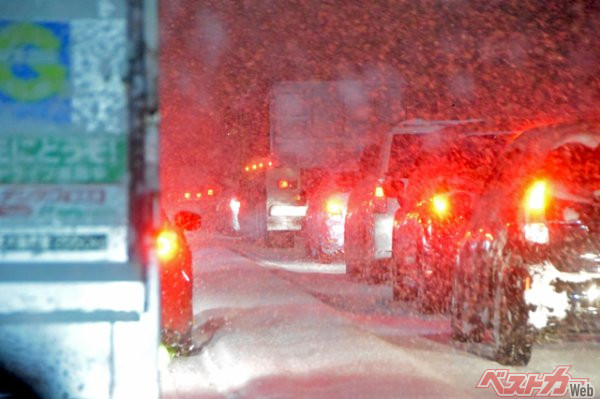 首都圏記録的大雪のあおりを食って大渋滞発生!!　「一般道の通行止め」はやりすぎ!?　ほんとに意味があったのか？　【清水草一の道路ニュース】