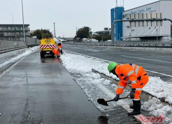 首都高の除雪をするスタッフ。現場の皆さんには頭が下がるが……(首都高公式Xアカウントより)