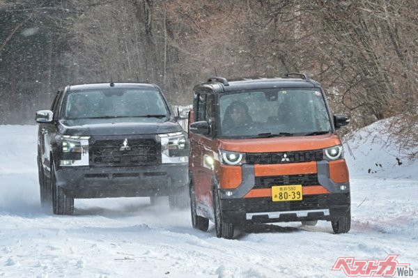 愛らしく健気に雪道を走る三菱デリカミニ。その背後は豪快に新雪を蹴散らしながら駆ける三菱トライトンの姿も!!