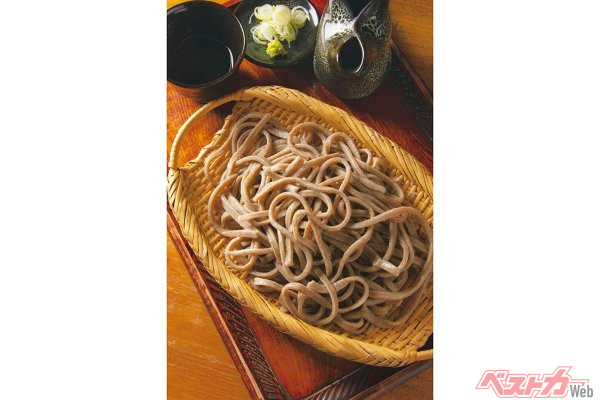 『手打蕎麦　ぐらの』田舎せいろ　1122円　挽きぐるみなので蕎麦の香りと旨みが濃厚