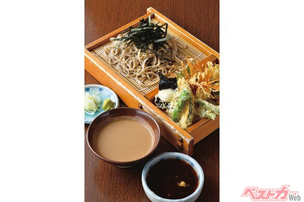 『そば福』ツユはたっぷりのクルミをすり潰しキレのある蕎麦ツユで溶いた自家製。天ぷらはエビとホタテと三つ葉のかき揚げ、海苔と大和芋の天ぷら、えのき、シシトウ、大葉、かぼちゃにアスパラの7種類