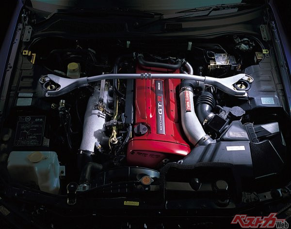 第二世代GT-Rの象徴ともいうべきRB26DETT。高性能と引き換えにした燃費の悪さがタマにキズ。環境性能はモデルライフにも影響を及ぼした
