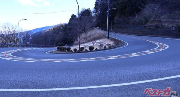 大平台の名物ヘアピン。『MFゴースト』でも熱いバトルが展開された名所