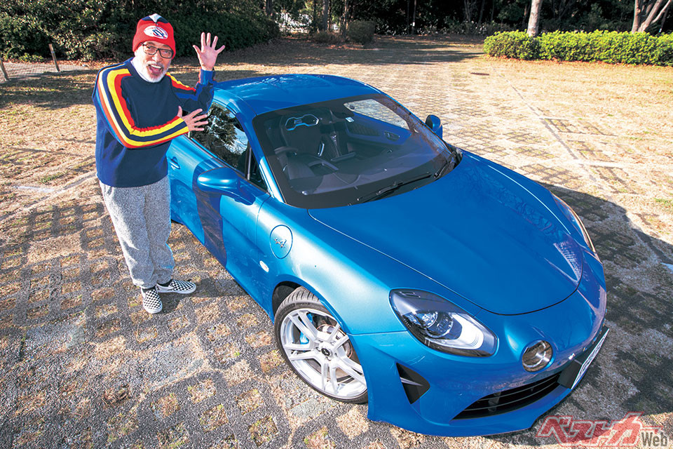 アルピーヌA110ピュア(7DCT・811万円)。アルピーヌは1955年に創設し、1970年代に初代A110でラリー世界選手権を獲得。その後ルノー傘下となり1995年に活動を休止。復活したA110は全長4205×全幅1800×全高1250mm、ホイールベース2420mmで車重1110kg(ピュア)の軽さが自慢