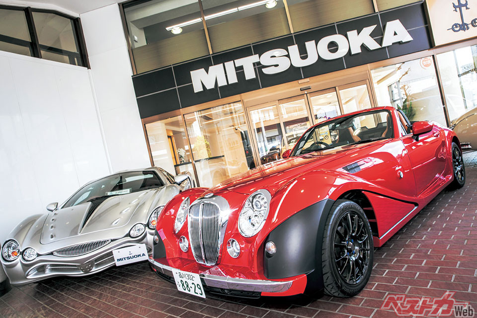 最新のヒミコと伝説のオロチを並べて撮影。オロチの中古車は新車時以上の1000万円弱のプレミア価格が付いており、人気の高さをうかがわせた