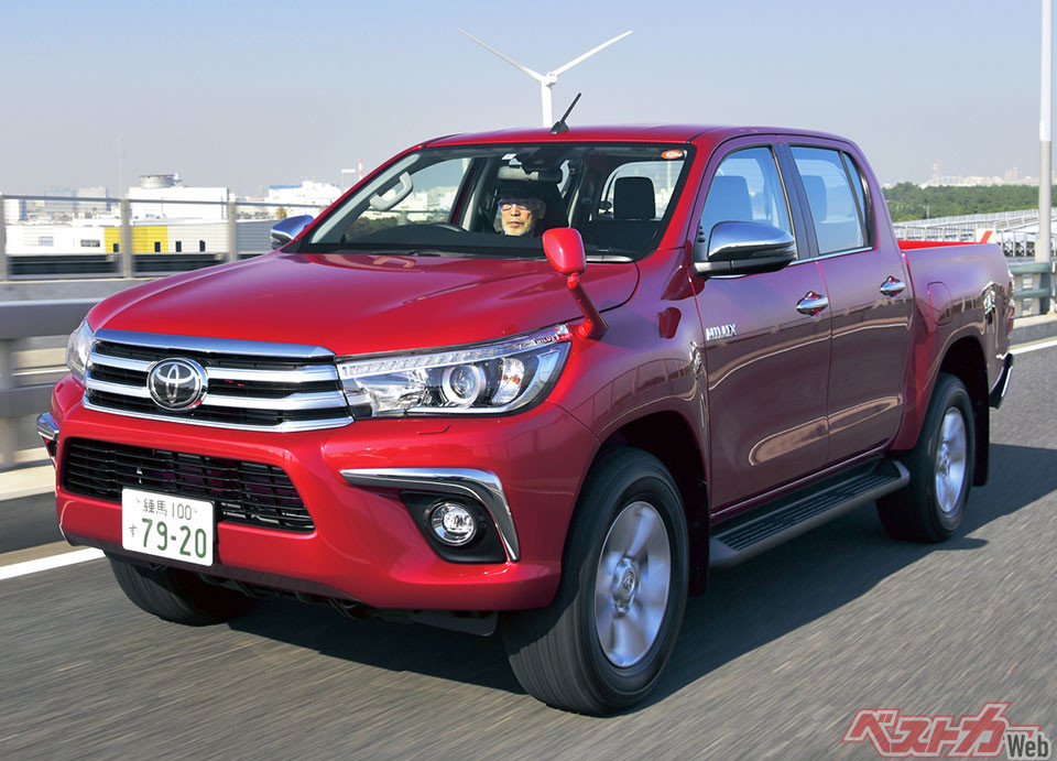 駆動方式はパートタイム4WD。2.4Lディーゼルターボは40.8kgmものトルクがあって、力強い。こういうクルマにとってはゴツゴツした乗り心地も味わいのひとつだ!