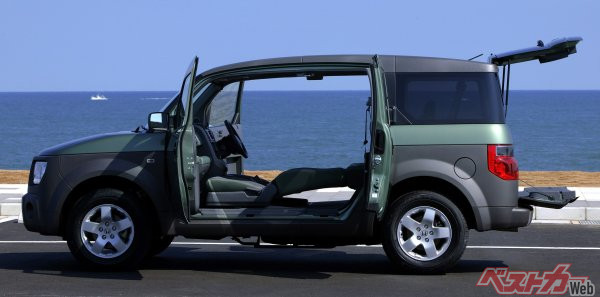 現在のハイトワゴンに求められる要素に加え、観音開きドア、オシャレなデザインが与えられていたエレメントは密かに中古車が人気