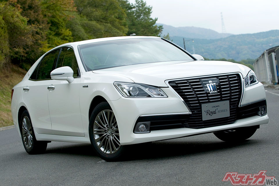 新型クラウン(14代目)。徳さんが注目するのは直4、2.5Lのハイブリッドモデル。先代のハイブリッドに比べ190kgも軽くなっている点を評価している。試乗した結果チョイスとなるか? 徳さん自身も楽しみだと語る