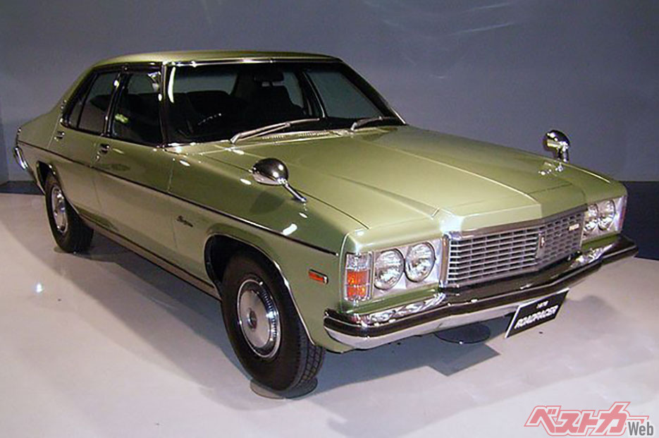 ロードペーサーAP。全長×全幅×全高は4850×1885×1465mmと1975年の時点で堂々の3ナンバーモデルだった。GM傘下のオーストラリア、ホールデン社のプレミアをベースに13B、2ローターを搭載、最高出力は135psで3ATを組み合わせていた。「AP」はマツダの排ガス対策装置