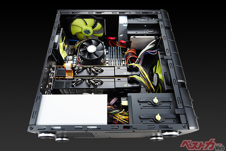 最近のパソコンはCPUなどを水冷するものもあり、ラジエータがあって、まるでクルマ