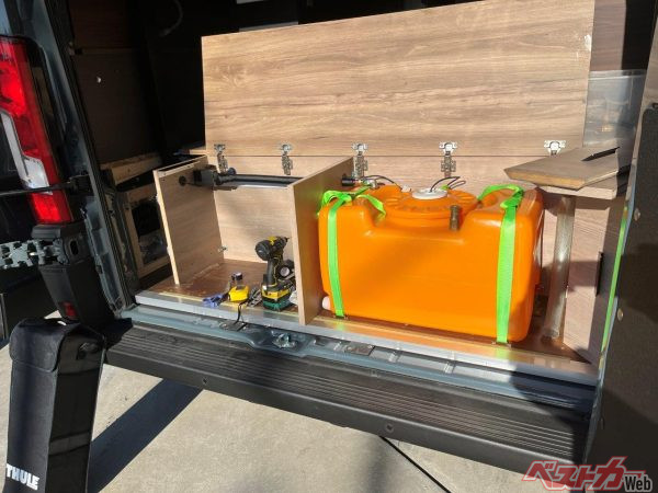 水タンクを左端から右側へと配管を伸ばして移動。排水タンクもできるだけ右側へと移設した