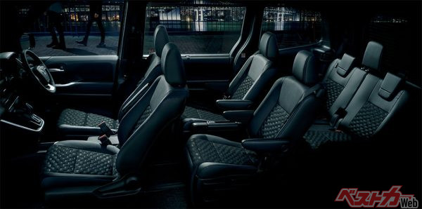 ヴォクシー S-Z（ハイブリッド・2WD・7人乗り）（内装色 ： ブラック）＜オプション装着車＞（2022年1月13日発売開始時の公式画像）