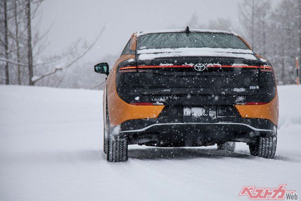 CROSSOVER RS“Advanced”（ブラック×プレシャスレイ）＜オプション装着車＞（2022年7月15日発表時の公式画像）