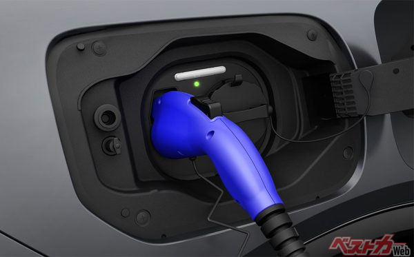 充電ポート（車両側充電装備）（2023年12月プラグインハイブリッドモデル発売開始時の公式画像）