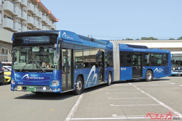 横浜市交通局の連節バス「ベイサイドブルー」は、日常の交通機関としてばかりではなく、観光ニーズにも対応する