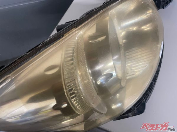 黄ばんだヘッドライト。ポリカーボネート樹脂は日光の紫外線の影響で劣化してしまう