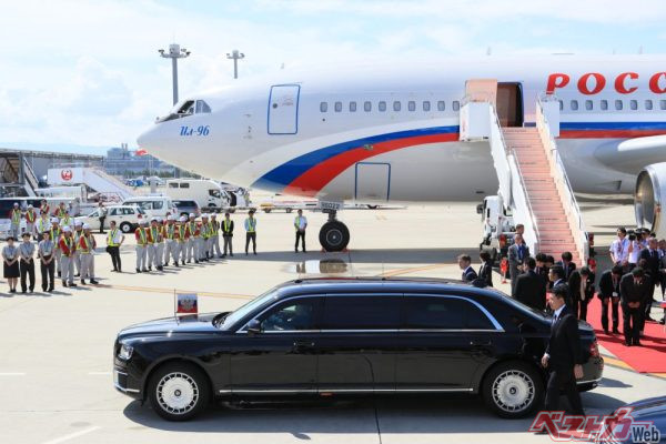 ロシア大統領は海外訪問に際し、自国から専用車をはじめ警護車などを訪問国に持ち込む。プーチン大統領訪日の際の『アウルスセナ-トリムジン』だ