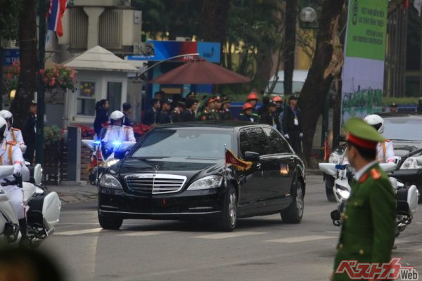 2019年にベトナムで開催された米朝首脳会談時に撮影したW221プルマン。メーカー標準の旗台が存在せず、後付けで旗台が設置されている