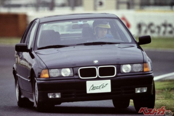R33型スカイライン筑波テストにはスポーティセダンの世界的基準とされていたE36型BMW3シリーズも持って行って比較した