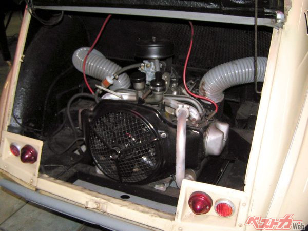 FFであるシトロエン2CVのリアに、後輪を駆動させるためのエンジンをもう一つ付けた4WD。油田開発用のクルマを市販化したものだ