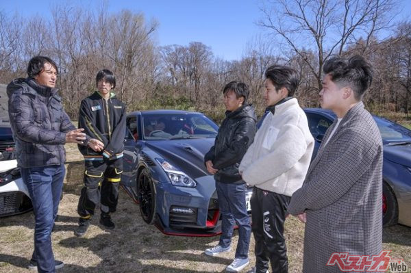 レーシングドライバー、谷口信輝氏と20代の若き青年たちとのディスカッション。国産3大スポーツカーを前に、若者は何を感じたのだろう？