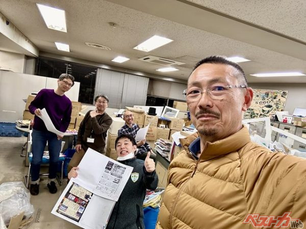 現・音羽の不夜城で作る、最後のベストカー4月10日号を全ページ校了した後に撮影した記念写真。これからも編集部は変わらず走り続けます!