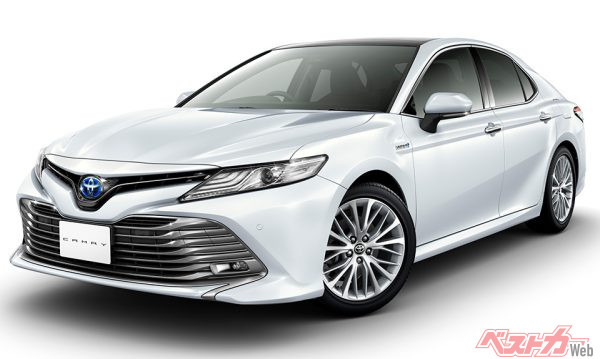 トヨタ カムリ G “レザーパッケージ”(プラチナホワイトパールマイカ)〈オプション装着車〉(2017年7月発売開始時の公式画像)