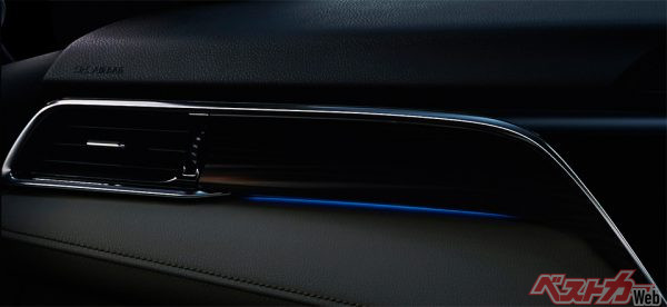 助手席インストルメントパネルオーナメントイルミネーション(減光時)(2017年7月発売開始時の公式画像)