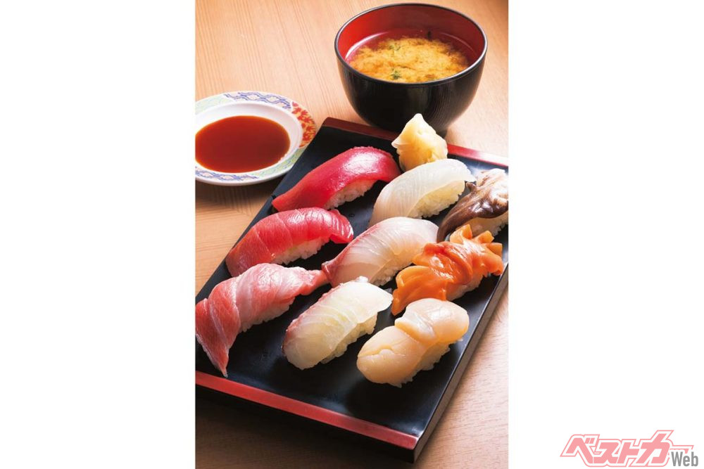 『立喰い寿司　ひなと丸』八重洲　2500円　東京駅限定のセットでマグロ類、白身類、貝類を3貫ずつ盛り込んでいる