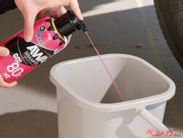ピンクの液体はシトラスマンゴーの香り。バケツに水1L入れて2プッシュするだけで1台分のシャンプー液を作ることができる
