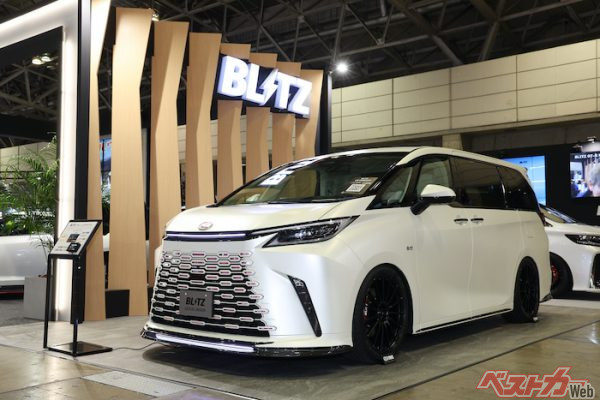 カスタムによってミニバン特有の腰高感がかなり抑えられている