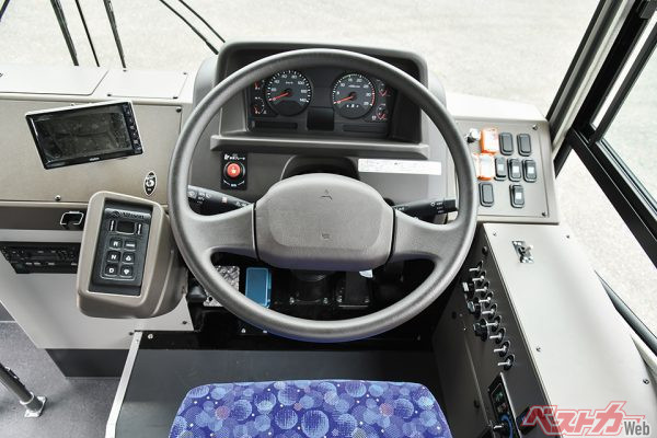 三菱ふそうの一般路線車タイプのトランスミッションは、アリソン社のATだ。シフトポジションはステアリング左に配置されたプッシュボタンにより選択