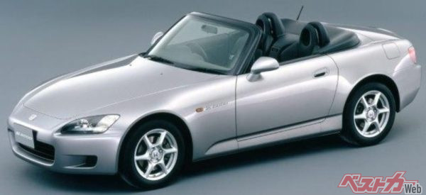 初期モデルのS2000。オープンボディでありながらクローズドボディと同等以上の剛性を持つシャシーでピュアなハンドリングが楽しめた