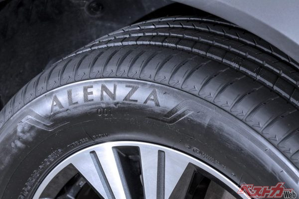 ALENZA 001はプレミアムSUVのオンロードでの走りをさらに際立たせる。手応えのあるハンドリングでシャープな乗り味を楽しめるタイヤだ