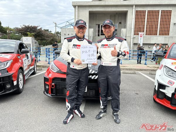 「めんそ～れ」と色紙に書いていただき、コ・ドライバーの勝田範彦選手と一緒に記念写真