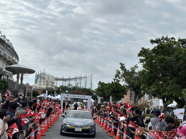 セレモニアルスタートもいい雰囲気。沖縄は小さな子ども連れのファミリーが多く、雰囲気がとてもいい。
